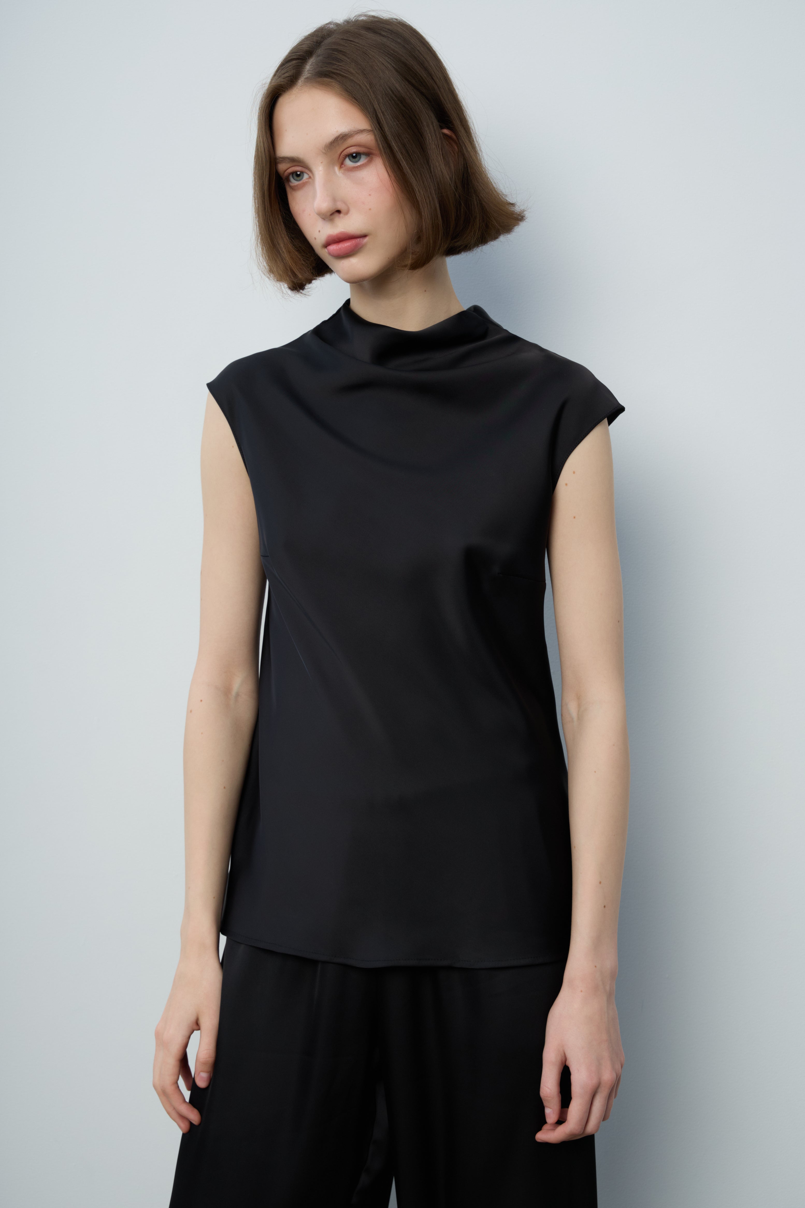 Сатиновий топ з горловиною (чорний)