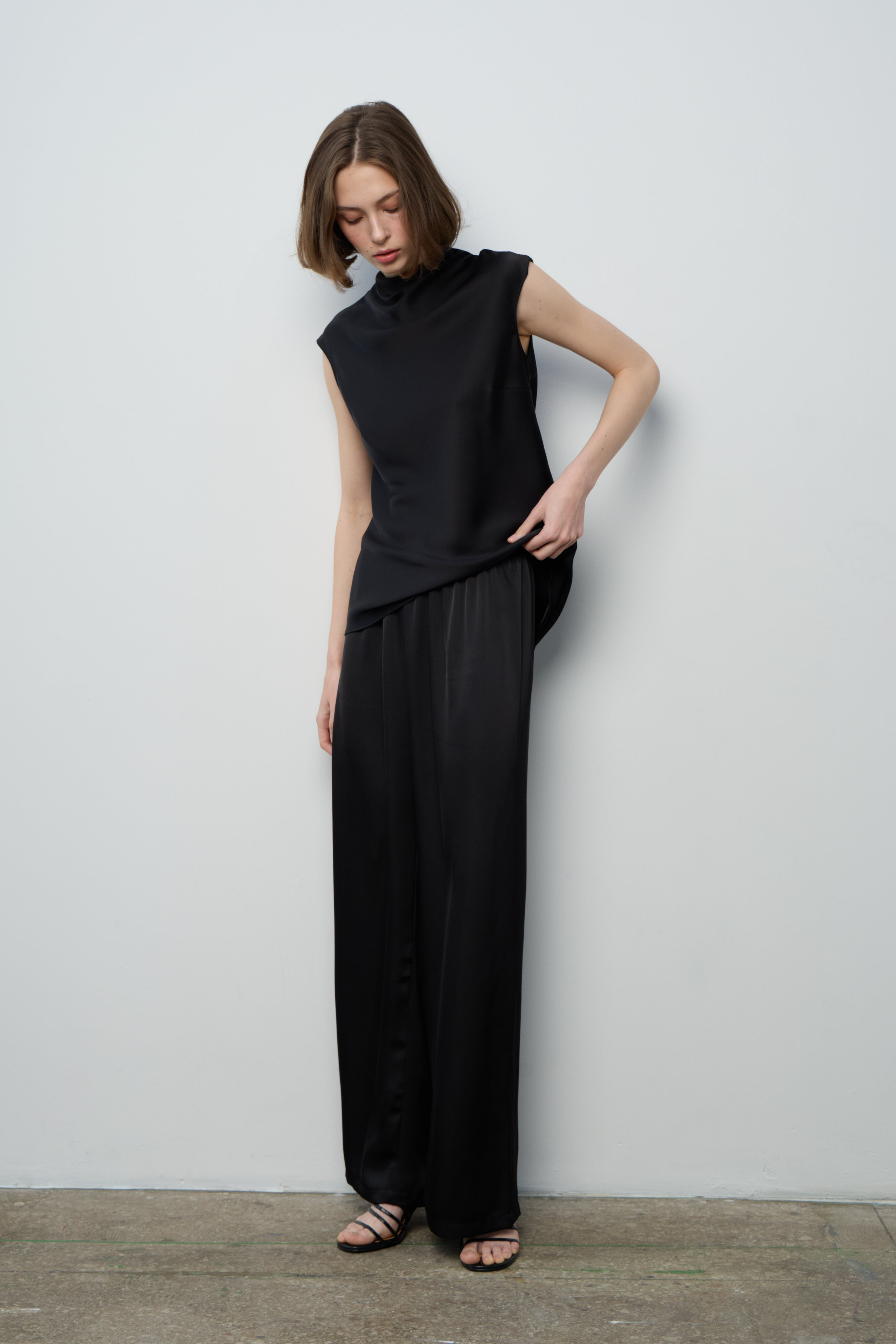 Сатиновий топ з горловиною (чорний)