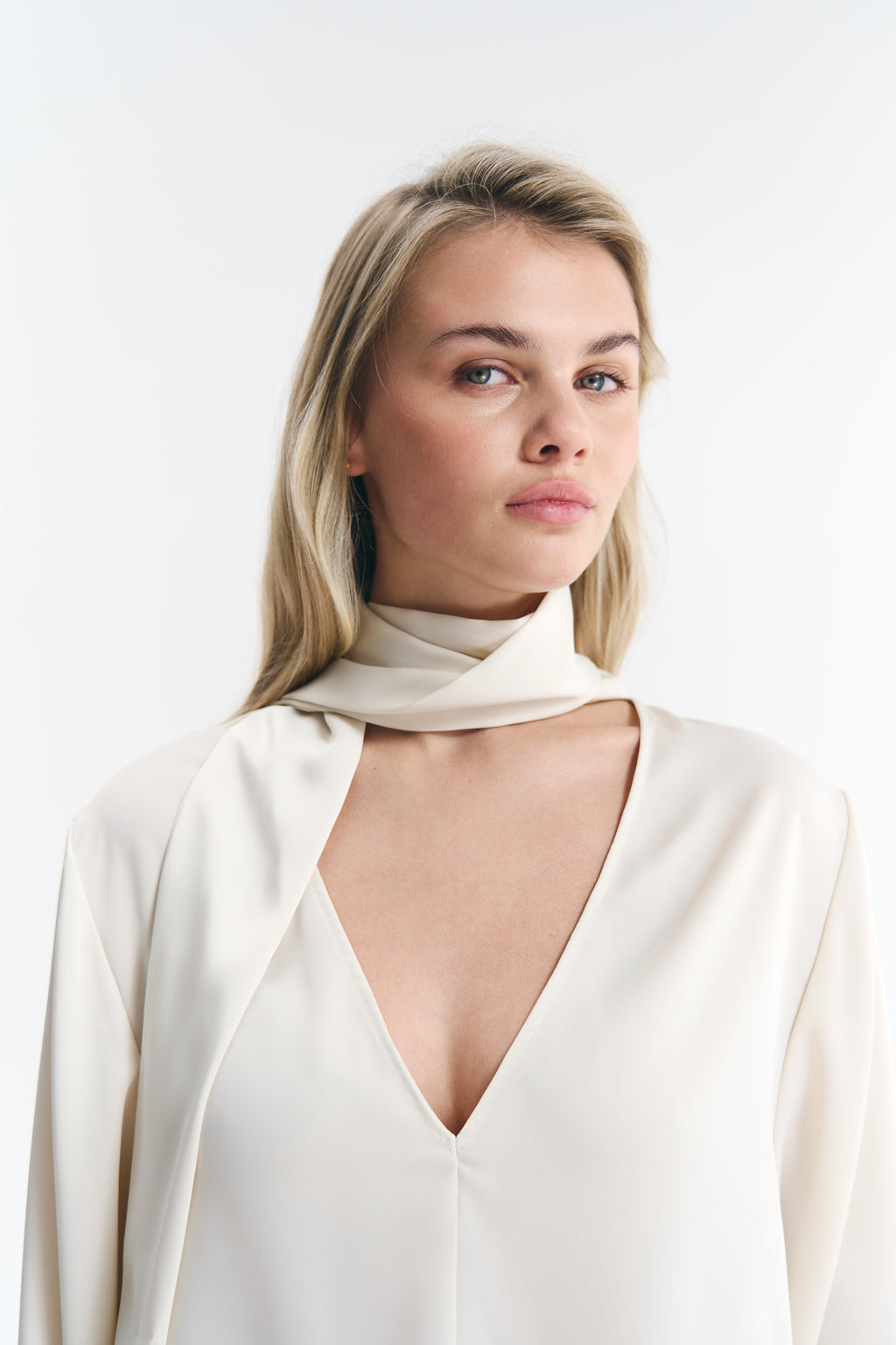 Блуза сатинова молочна з шарфом