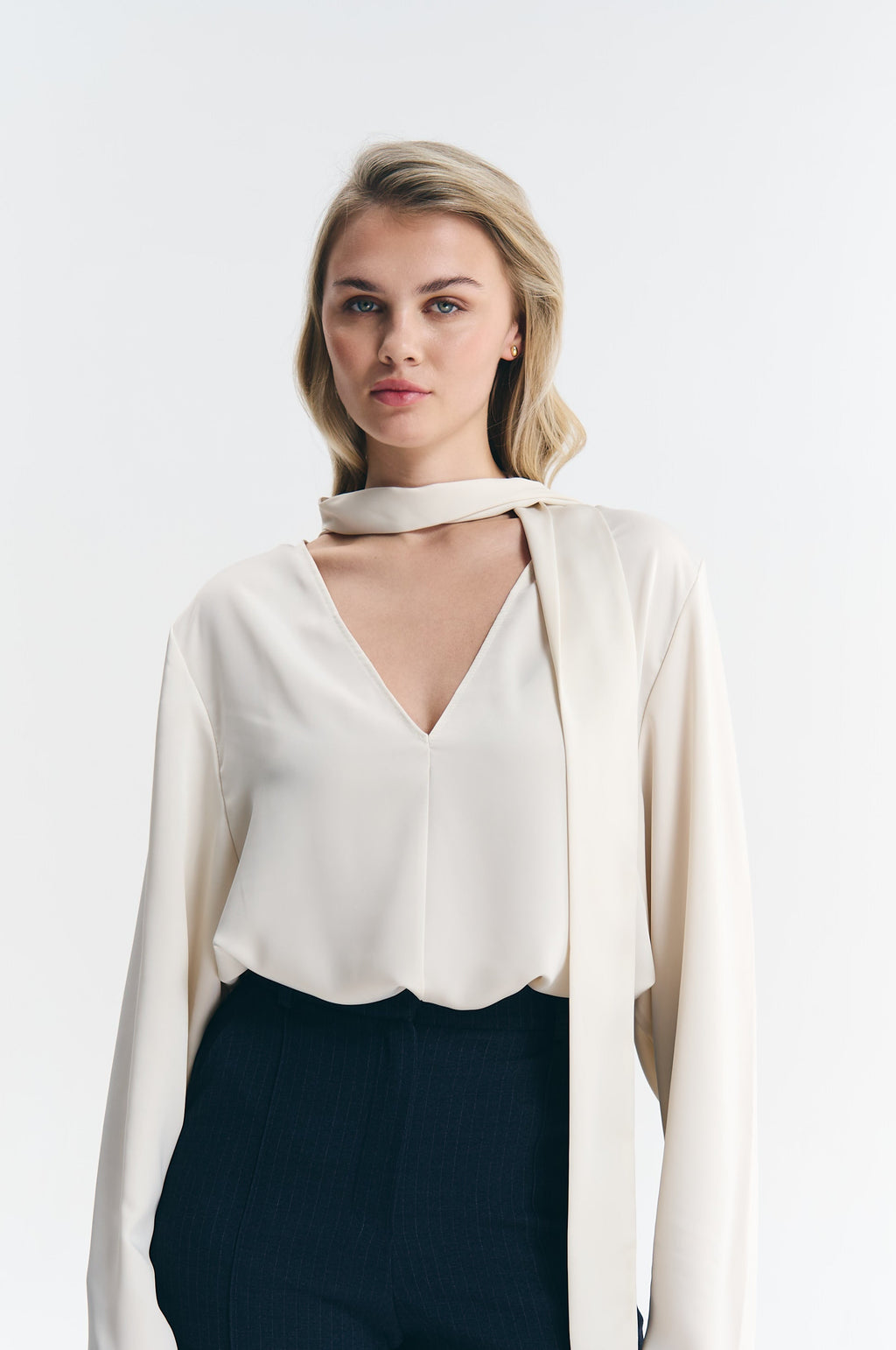 Блуза сатинова молочна з шарфом