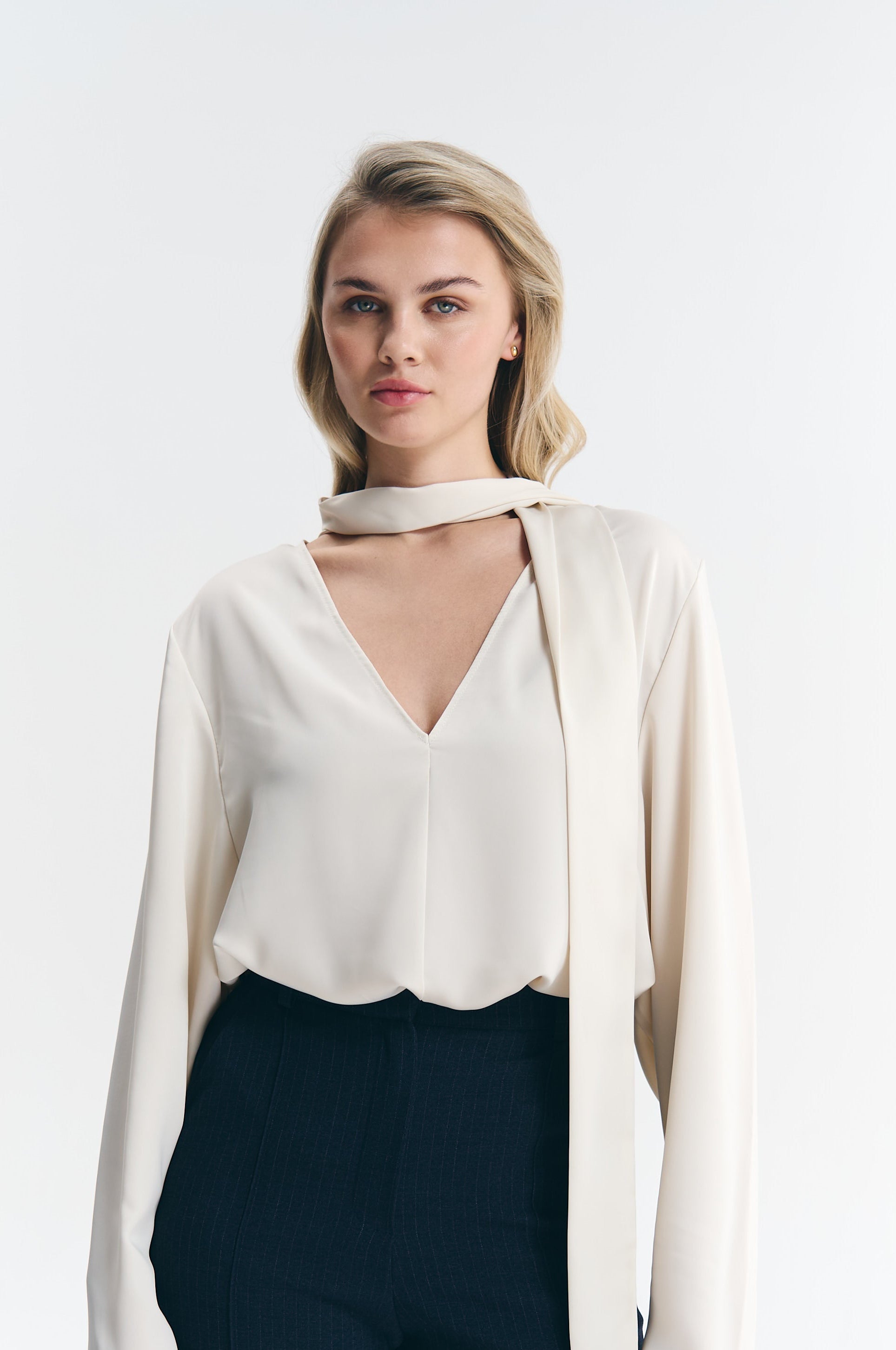 Блуза сатинова молочна з шарфом