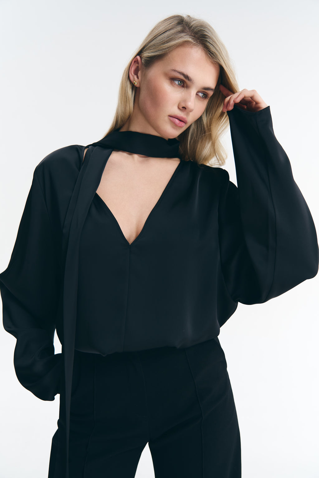 Блуза сатинова чорна з шарфом