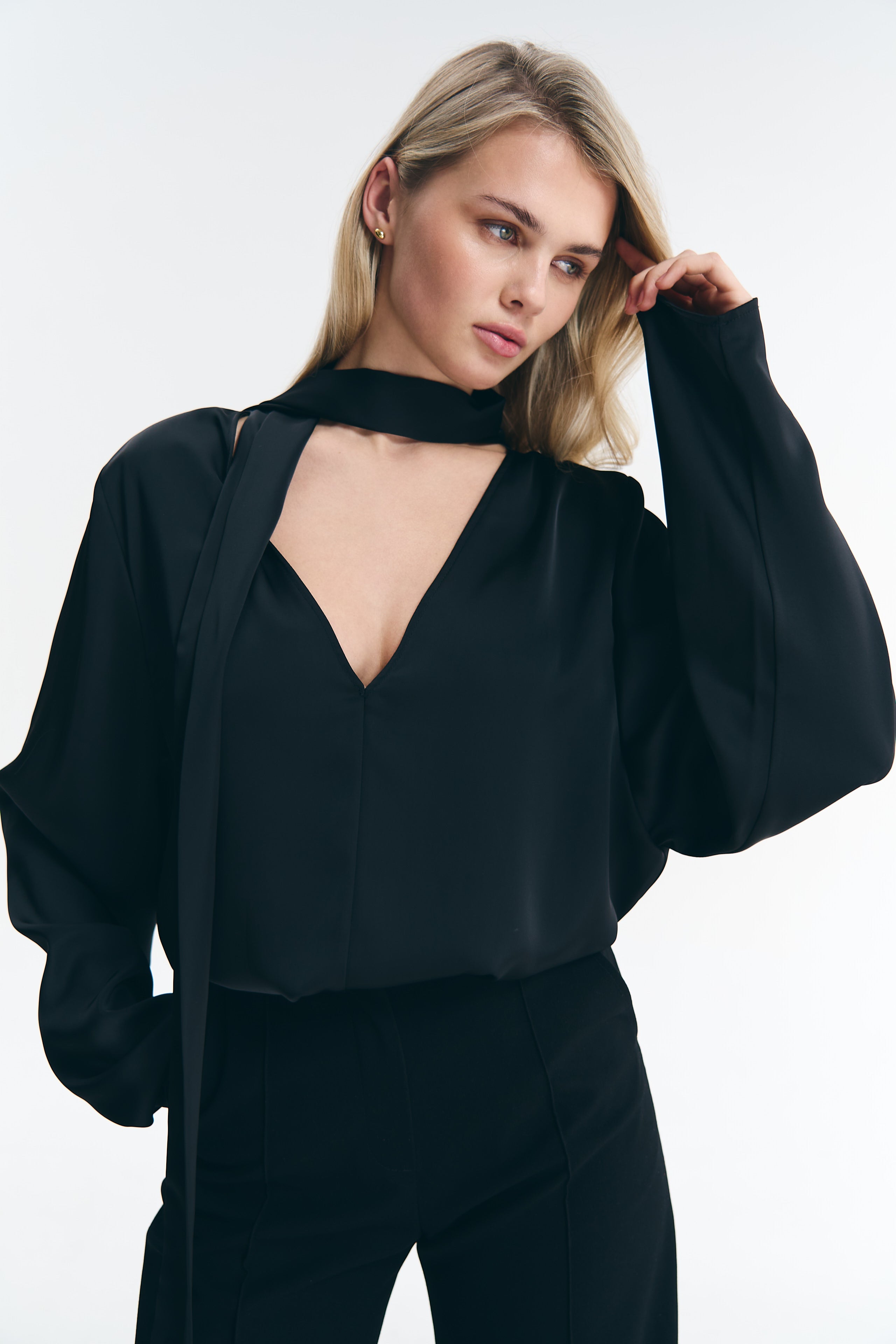 Блуза сатинова чорна з шарфом