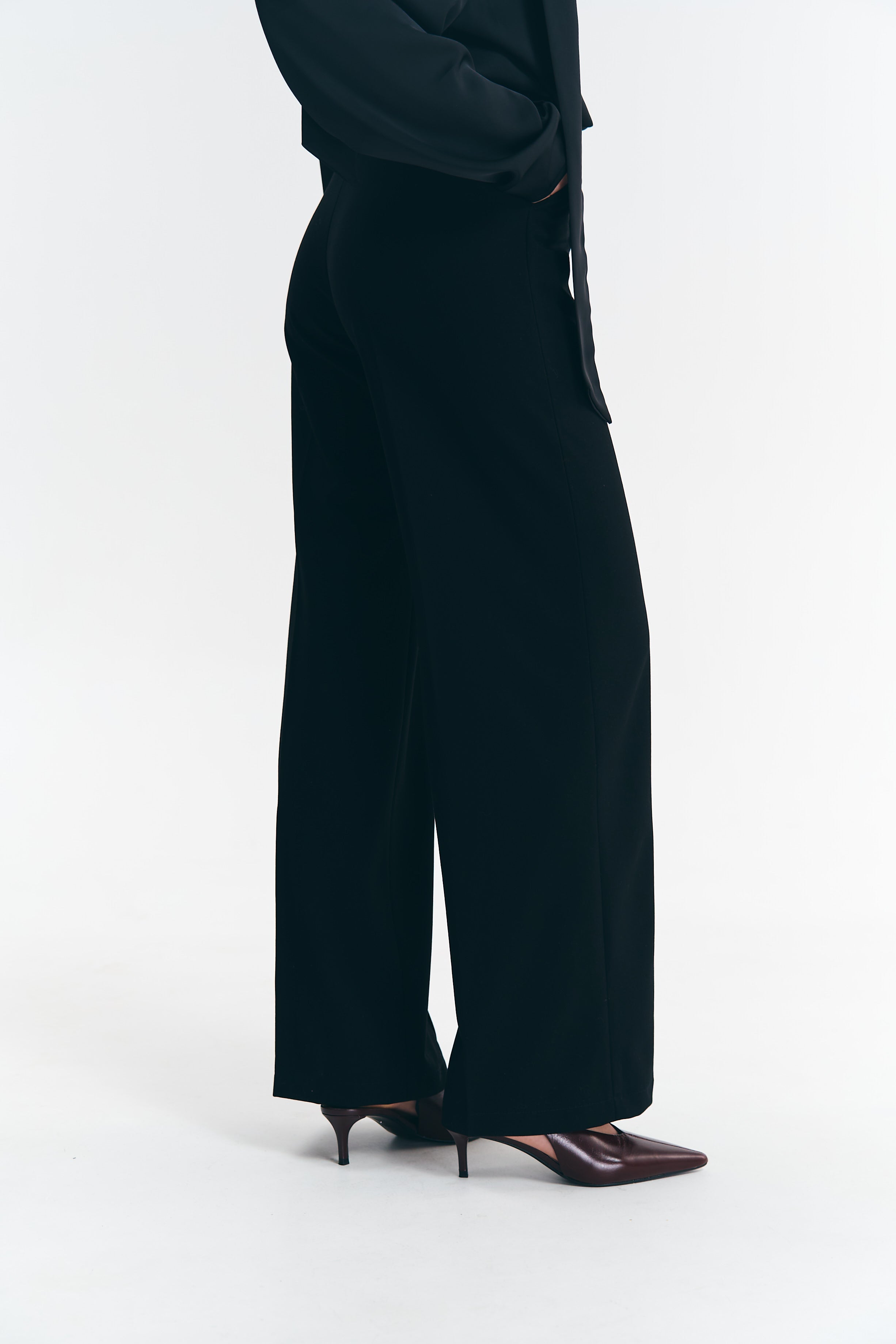 Класичний брючний костюм чорний