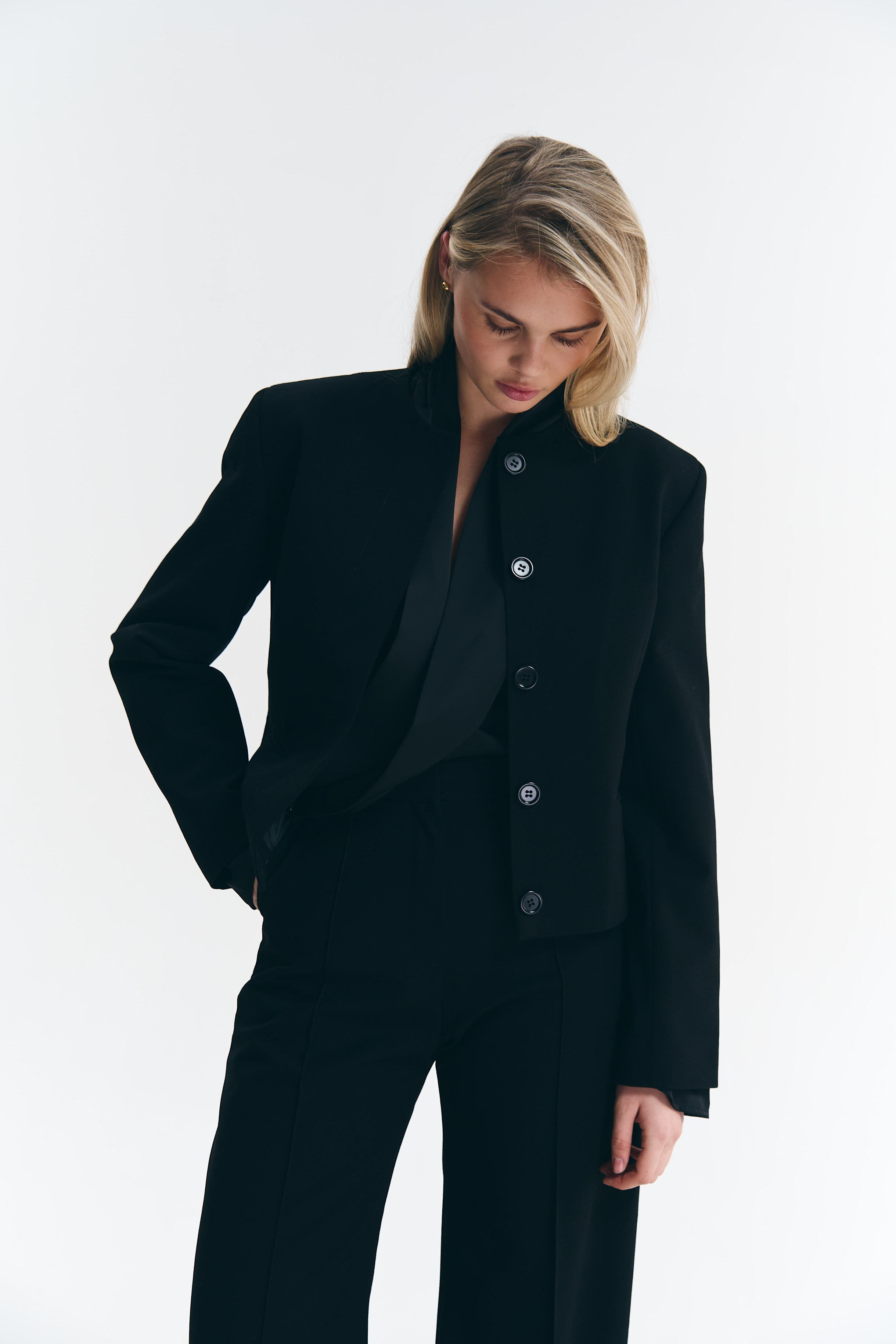 Укорочений чорний жакет