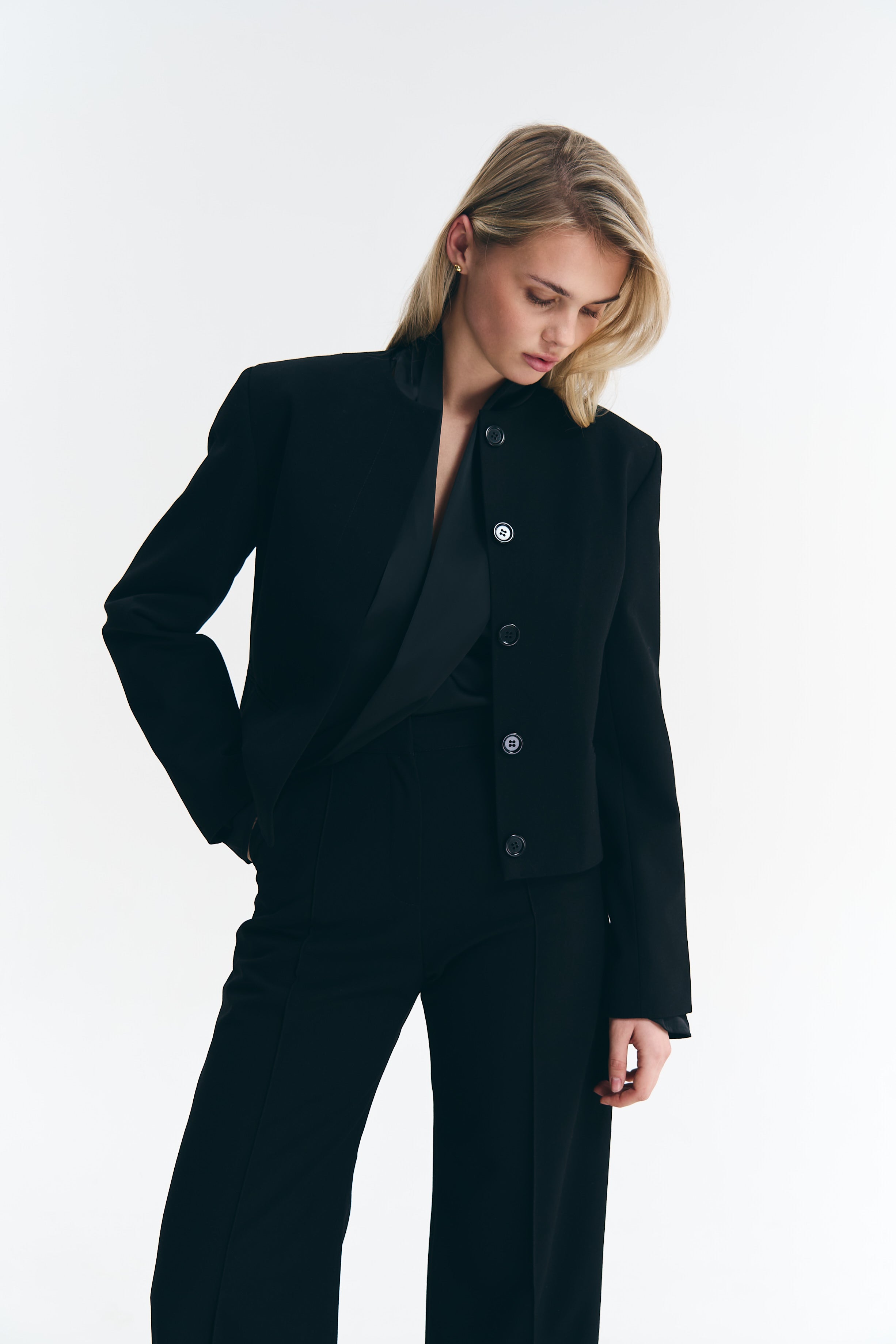 Укорочений чорний жакет