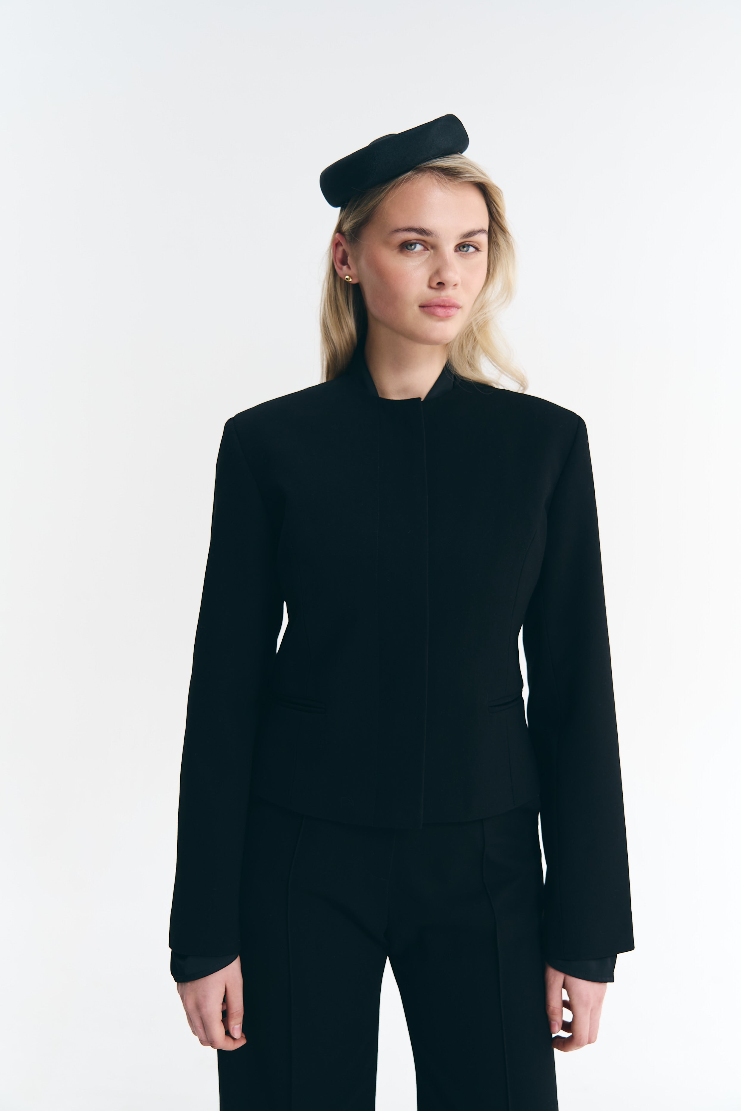 Укорочений чорний жакет