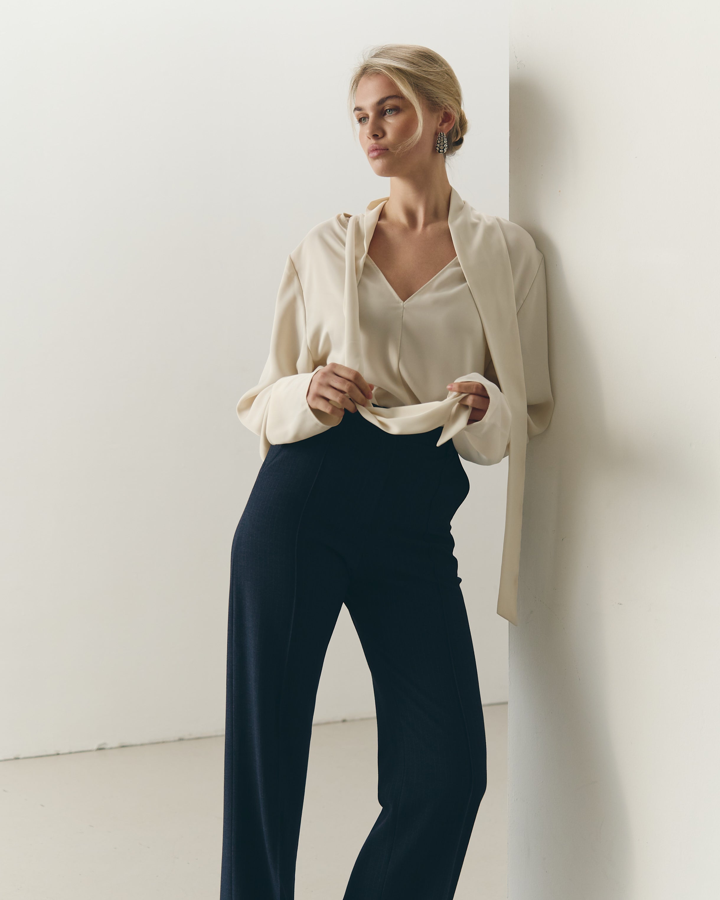 Блуза сатинова молочна з шарфом