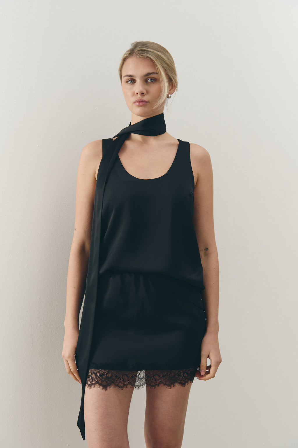 Сатинова міні спідниця з мереживом