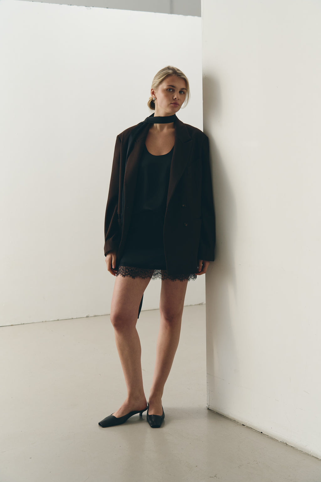 Сатинова міні спідниця з мереживом