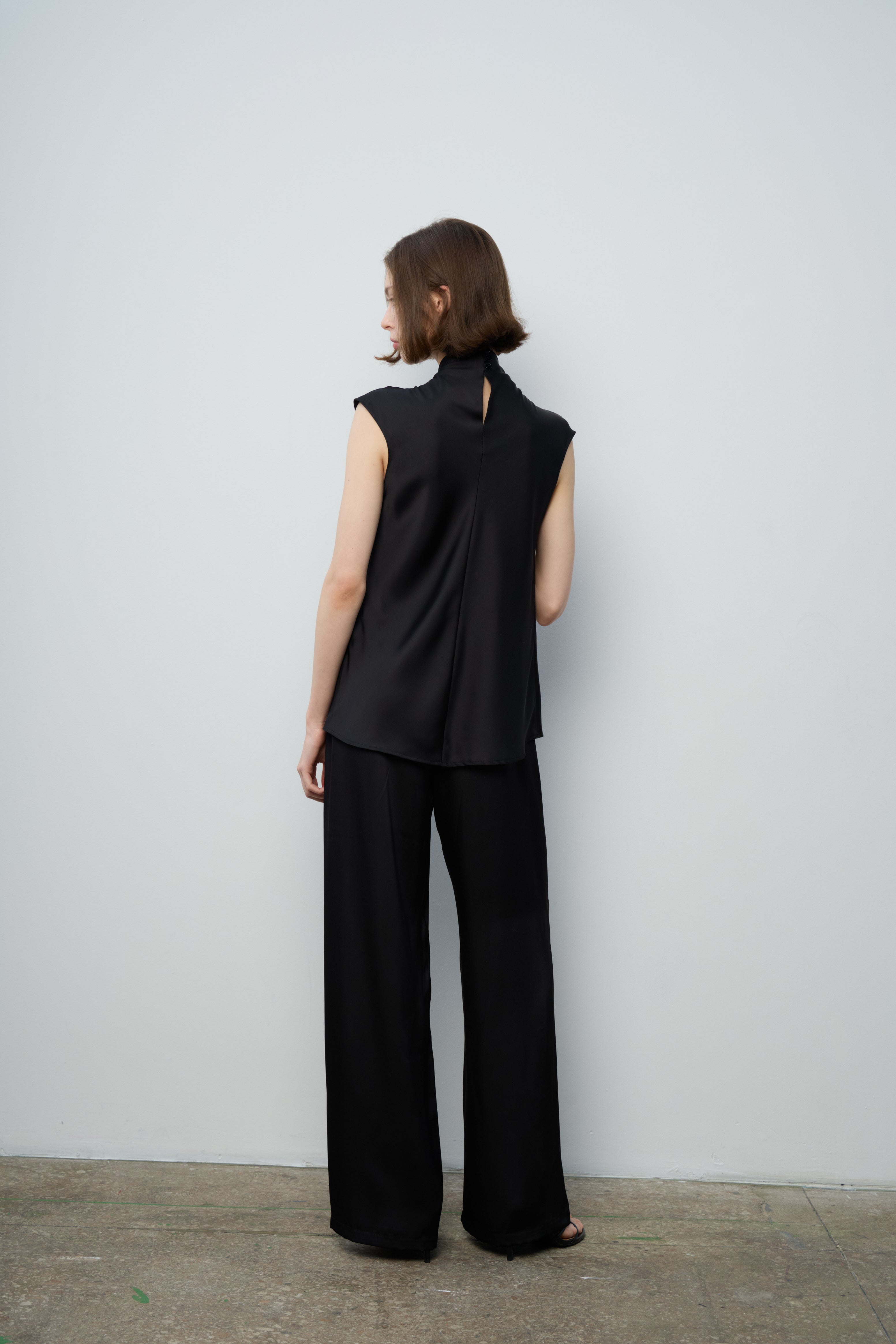 Сатиновий топ з горловиною (чорний)