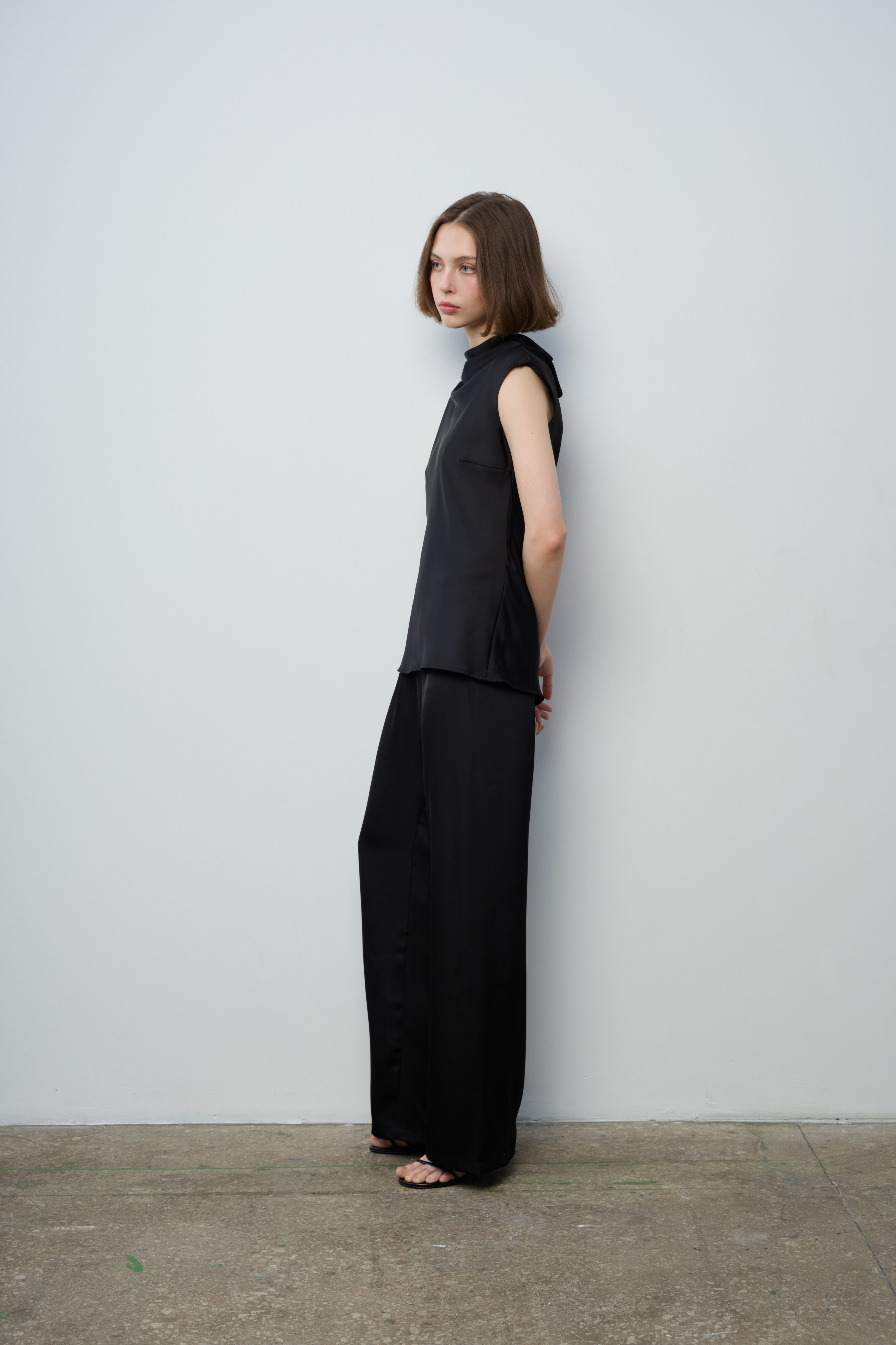 Сатиновий топ з горловиною (чорний)