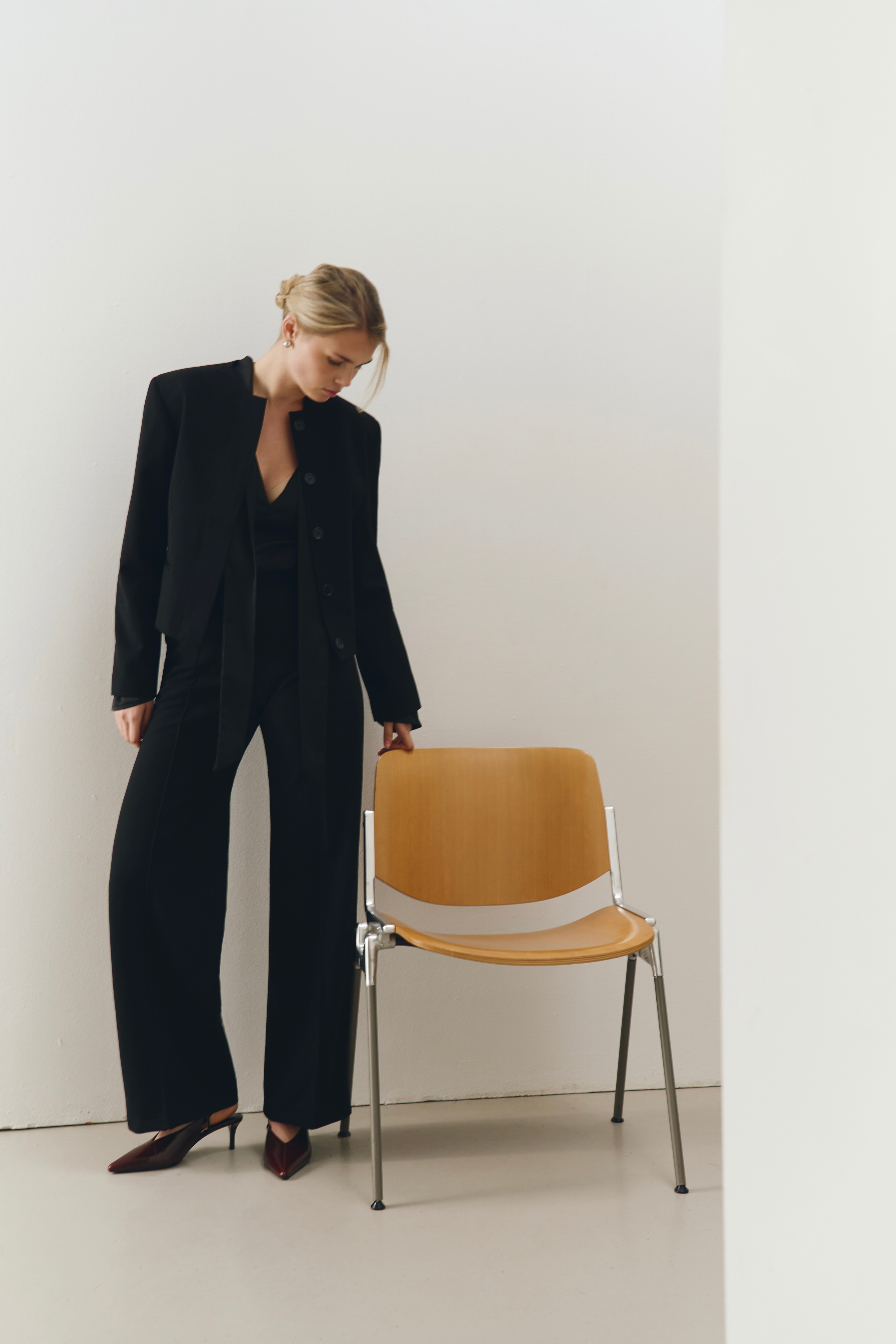 Укорочений чорний жакет