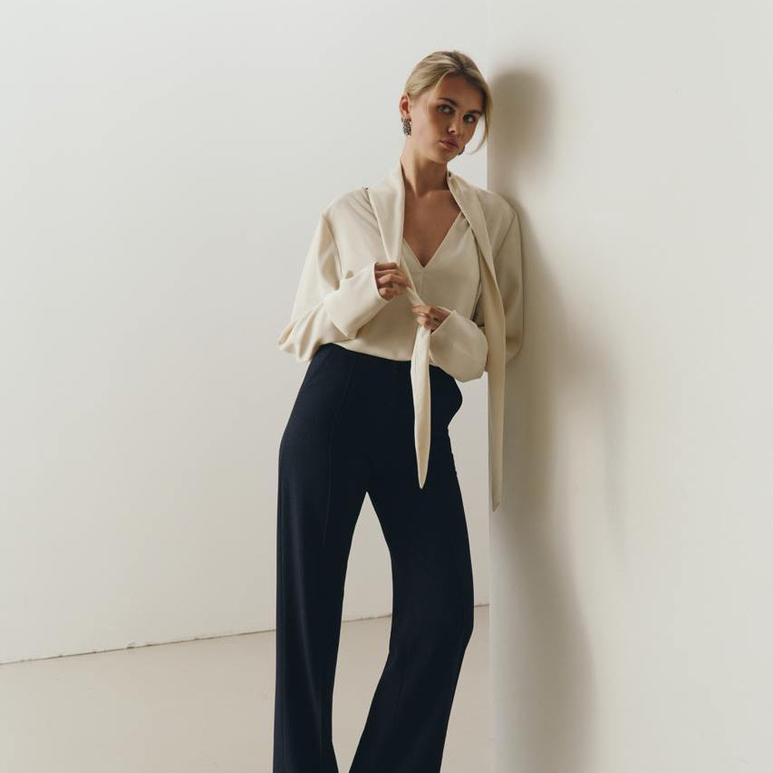 Блуза сатинова молочна з шарфом