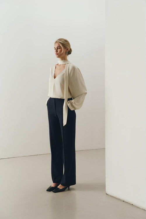 Блуза сатинова молочна з шарфом